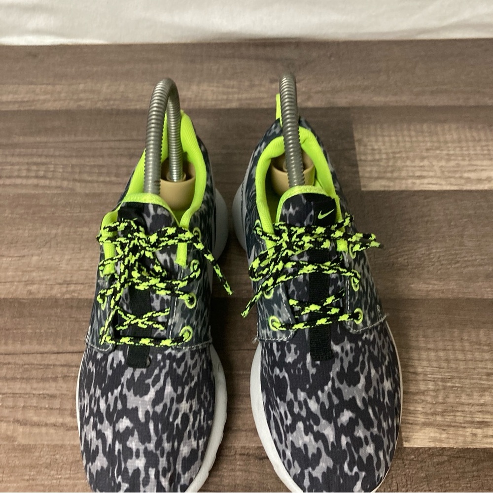 Nike Roshe Run Women’s Black and Gray Sneakers Camouflage Design neón Yellow 5 - Picture 5 of 13
